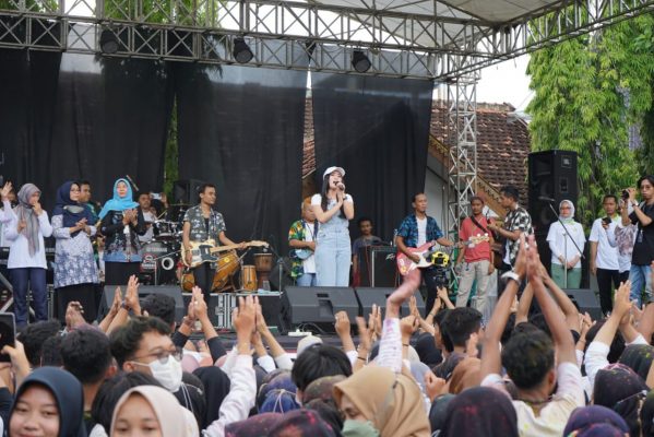 Penyanyi Yenny Inka bakal meriahkan Deklarasi Nasional Relawan Des (Desa untuk) Ganjar di Pantai Bandengan, Kabupaten Jepara, Sabtu (4/6/2022). Ada juga Happy Asmara. Selain itu Musik Tradisional juga ditampilkan untuk menghibur ribuan peserta deklarasi.