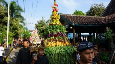 Kirab Grebeg Bangkle yang dilaksanakan pada Rabu (8/6/2022) berlangsung meriah. Setelah vakum selama dua tahun akibat pandemi, kini kirab grebeg yang dilaksanakan dalam rangka sedekah bumi Kelurahan Bangkle ini berhasil menarik perhatian publik Blora.