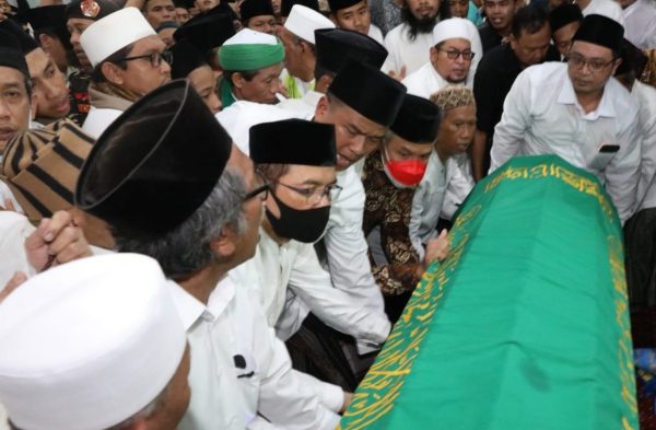 Abah Dim merupakan sosok ulama yang mengayomi semua orang. Mbah Dim juga selalu memberikan kesejukan dan menjadi panutan. Begitulah ucapan sepintas Ganjar dalam menilai sosok KH Dimyati Rois yang wafat pada Jumat (10/6) dini hari sekira pukul 01.13 WIB.