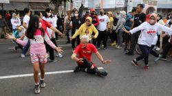 Rangkaian peringatan Bulan Bung Karno kian meriah dengan digelarnya acara flashmob tari tradisional yang dilaksanakan ditengah suasana CFD, Minggu (19/6).