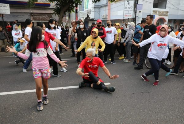 Rangkaian peringatan Bulan Bung Karno kian meriah dengan digelarnya acara flashmob tari tradisional yang dilaksanakan ditengah suasana CFD, Minggu (19/6).