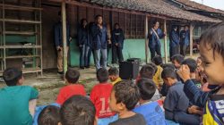 Mahasiswa Sedulur Sikep Blora (Sesira) menggelar kegiatan Belajar Bermain Bersama (Berbasa) dengan anak-anak dari Sekolah Alam di Dusun Sodo, Desa Sumberpitu, Kecamatan Cepu Kabupaten Blora.