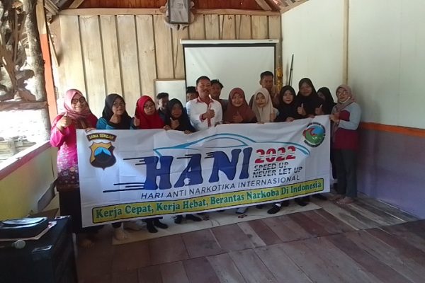 Perlawanan terhadap penyalahgunaan miras dan narkoba semakin gencar disuarakan. Puluhan siswa di Madrasah Aliyah Maarif NU Doplang lantang menyuarakan hal ini. Meskipun, hingga saat ini tidak ada satu pun siswa di madrasah ini yang pernah terlibat dalam penyalahgunaan barang haram tersebut.