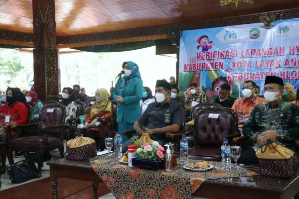 Hadir secara virtual dalam kegiatan verifikasi lapangan hybrid kabupaten/kota layak anak tahun 2022, Bupati Blora, Arief Rohman menegaskan komitmennya untuk mewujudkan Kabupaten Layak Anak, dengan menggandeng seluruh stakeholder terkait dari Wakil Bupati, Forkopimda, PKK, dinas terkait sampai kecamatan dan desa.