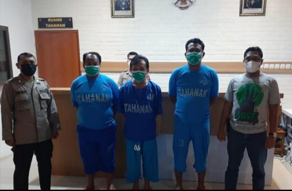 Penyebab penjemputan Tiga warga Blora oleh polisi masih misteri. Mereka berinisial GT, SG, SI. Namun, foto Ketiganya dengan memakai kaos tahanan sudah tersebar di media sosial.