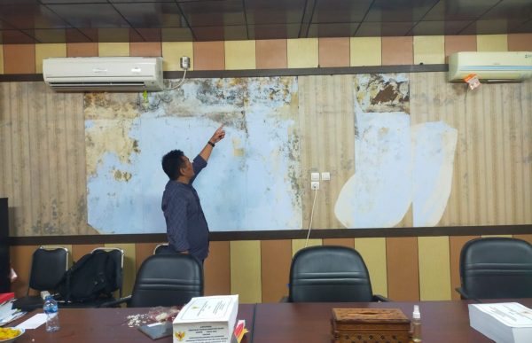 Kantor Komisi A DPRD Kabupaten Blora mengenaskan. Saat hujan banjir. Tembok ruangan juga berantakan. Tak terawat. Harapannya segera dilakukan perbaikan.
