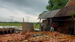 Satu rumah di desa Singget kecamatan Jati ambruk.