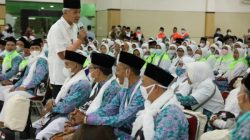 Momen haru terjadi saat Gubernur Ganjar Pranowo melepas keberangkatan calon jamaah haji kloter pertama di Jawa Tengah. Tepatnya saat Ganjar ngobrol dengan calon jamaah haji bernama Siti Indasah.