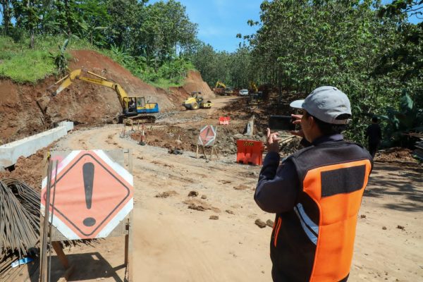 Hasil laporan yang dikirim masyarakat Jawa Tengah melalui aplikasi Jalan Cantik sebanyak 7.190. Ada 3.739 selesai dikerjakan, 1.253 sedang proses, 133 laporan ditolak dan sisanya masih proses verifikasi.