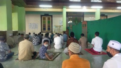 Ratusan umat muslim menggelar Salat Idul Adha di Masjid Baitunnur Blora hari ini. Mulai di dalam masjid hingga Alun-Alun Blora.