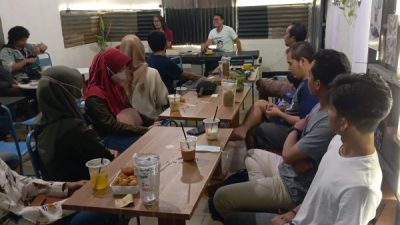 Komunitas Cepu Baca Buku (CBB) bekerjasama dengan Hysteria Semarang menggelar bedah buku berjudul "Perempuan Yang Mengawali Senyuman" karya Sutiyono Sajad asal Desa Pelemsengir, Kecamatan Todanan, Kabupaten Blora.