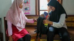 Pemerintah Provinsi Jawa Tengah mengeluarkan kebijakan soal pemudahan penerimaan siswa yatim akibat Covid-19 di sekolah favorit tingkat SMA/SMK di Jateng. Hal itu dijelaskan langsung oleh Kepala Dinas Pendidikan dan Kebudayaan Jawa Tengah, Uswatun Hasanah.