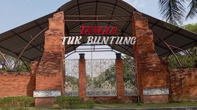Tuk Buntung merupakan salah satu pusat keramaian yang ada di wilayah Cepu, Kabupaten Blora. Benar adanya jika pusat keramaian menjadi pusaran ekonomi bagi masyarakat untuk mengais rezeki.