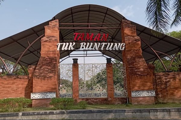 Tuk Buntung merupakan salah satu pusat keramaian yang ada di wilayah Cepu, Kabupaten Blora. Benar adanya jika pusat keramaian menjadi pusaran ekonomi bagi masyarakat untuk mengais rezeki.