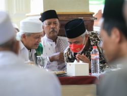 GANJAR IKUTI PENGAJIAN SAWELASAN THARIQOT QADIRIYAH WA NAQSABANDIYAH