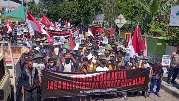 Gabungan Kelompok Tani Hutan Blora Selatan (GKTHBS) menggelar aksi unjuk rasa di depan gedung Dewan Perwakilan Rakyat Daerah (DPRD) Blora, Rabu (20/7).