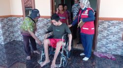 Palang Merah Indonesia (PMI) Kabupaten Blora, Jawa Tengah memberikan bantuan kursi roda kepada penderita lumpuh layu Muhammad Ali Mahmudi, warga Desa Krocok, RT 03/RW 01, Kecamatan Japah, Blora.