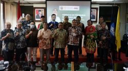 Universitas Indonesia (UI) siap bantu Pemerintah Kabupaten Blora dalam proses penurunan angka kemiskinan. Hal itu diutarakan langsung Wakil Rektor UI Bidang Kerjasama, Prof. Dedi Priadi usai penandatanganan kerjasama pembangunan dengan Bupati Blora, Arief Rohman di gedung Pusat Administrasi UI, Rabu (20/7/2022).