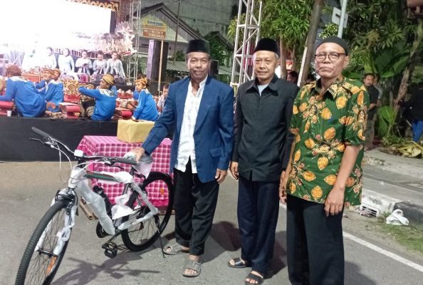 Pagelaran wayang kulit dalam rangka peringatan 1 Suro 1444 H, Sabtu (30/7) malam. Warga masyarakat Kelurahan Mlangsen, Kecamatan Blora, Kabupaten Blora antusias untuk menonton. Selain itu juga ada hadiah utama berupa sepeda.