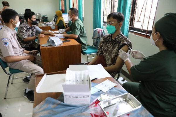 Data riil kasus covid-19 di Jawa Tengah per Rabu, 13 Juli 2022, ada 1.400 kasus. Terjadi penambahan sebanyak 0,18 persen atau 57 kasus dari sebelumnya. Positivity rate-nya sekitar 2 persen.