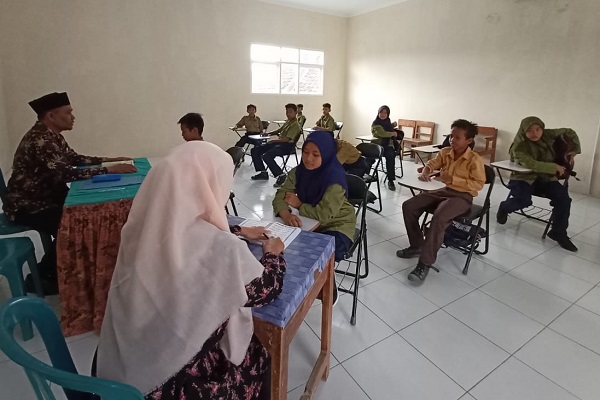 Salah satu sekolah di Randublatung menerapkan system seleksi untuk masuk jurusan yang diminati. Sekolah tersebut ialah SMP Muhammadiyah Lima (Mulia) mempunyai program khusus kelas digital dan tahfidz.