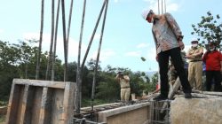 Gubernur Jawa Tengah, Ganjar Pranowo lakukan peninjauan proyek pembangunan SMKN Lumbir, Kabupaten Banyumas, Senin (25/7/2022). Peninjauan ini dilakukan sebagai langkah antisipasi adanya tindak korupsi pembangunan.