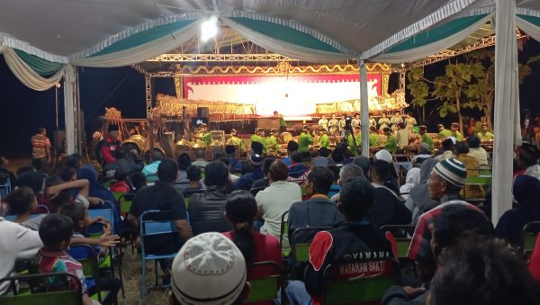 Warga Desa Bleboh, Kecamatan Jiken, Kabupaten Blora ramai-ramai mengepung pelataran rumah Kepala Desa untuk menonton pagelaran wayang kulit.