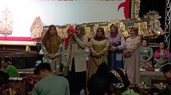 Istri Bupati Blora Arief Rohman prihatin dengan jalan Cabak-Bleboh rusak parah. Disampaikannya ketika menghadiri tontonan pagelaran wayang kulit di Desa Bleboh, Kecamatan Jiken, Kabupaten Blora dalam rangka sedekah bumi.