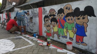 Warga Desa Tempellemahbang, Kecamatan Jepon, Kabupaten Blora menyambut HUT Kemerdekaan RI ke-77 dengan melukis mural di tembok. Gang yang sempit pun menjadi menyenangkan dengan adanya mural cantik ini.