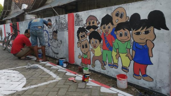 Warga Desa Tempellemahbang, Kecamatan Jepon, Kabupaten Blora menyambut HUT Kemerdekaan RI ke-77 dengan melukis mural di tembok. Gang yang sempit pun menjadi menyenangkan dengan adanya mural cantik ini.