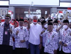 GANJAR: PENGHAPUSAN GURU HONORER HARUS BERTAHAP