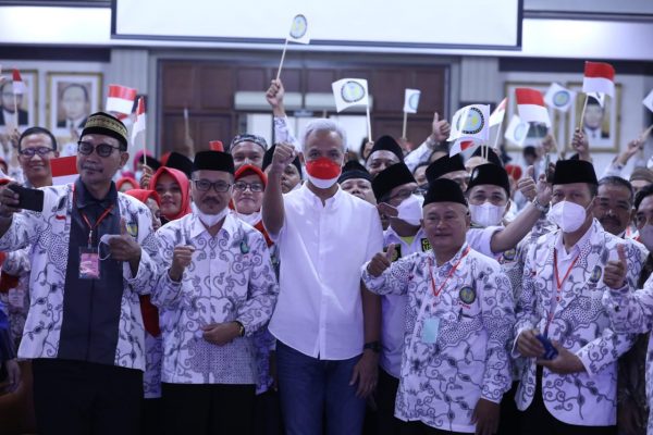 Kebijakan Kementeri Pendayagunaan Aparatur Negara dan Reformasi Birokrasi (PANRB) tentang penghapusan tenaga honorer ternyata mendapat banyak komentar dari berbagai pihak. Salah satunya dari Gubernur Jawa Tengah Ganjar Pranowo.
