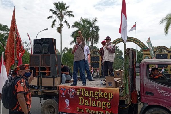 Ketua DPD Perindo Kabupaten Blora, Bambang AW disebut-sebut sebagai dalang dugaan kecurangan perekrutan Perangkat Desa (Perades) di Kabupaten Blora. Selain itu, salah satu anggota Tim Percepatan Pembangunan Daerah (TP2D) atau biasa dikenal dengan sebutan TIM 11 ini juga dituding sebagai orang yang mengondisikan jual beli Perades.