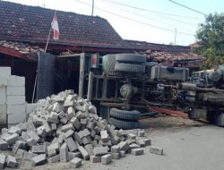 ALAMAK, MAU BONGKAR PAVING MALAH TERGULING TIMPA RUMAH WARGA BANJAREJO