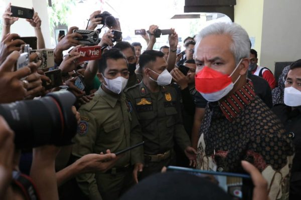 Gubernur Jawa Tengah, Ganjar Pranowo angkat bicara ketika mengetahui Komisi Pemberantasan Korupsi (KPK) melakukan Operasi Tangkap Tangan (OTT) terhadap Bupati Pemalang, Mukti Agung Wibowo pada Kamis (11/8) malam.