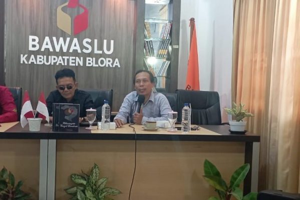 Eks Anggota Panitia Pengawas Pemilihan Umum Kabupaten (Panwaskab) Blora, M. Nurrasyidin mengkritik habis-habisan buku yang dilaunching Bawaslu Blora. Ia menganggap buku bawaslu tidak jelas arahnya.