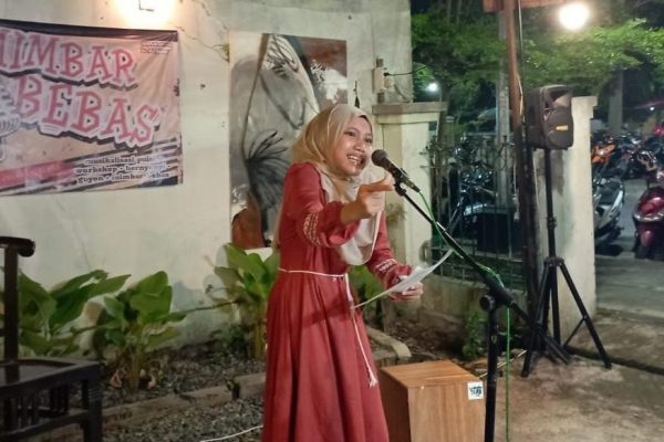 Kegiatan Mimbar Bebas mengeksplorasikan puluhan karya. Meliputi cipta lagu, cipta puisi, baca puisi, workshop kolase plastik, workshop sablon cukil dan lain-lain dengan tema Indonesia-ku, Minggu (14/8) malam di Omah Talang Bocor Blora.