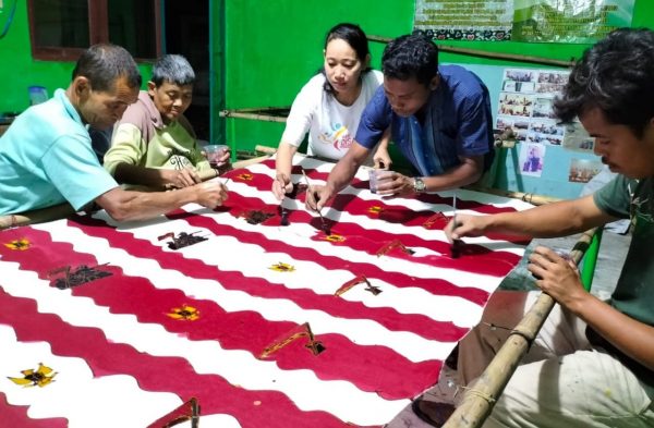 Dalam rangka memeriahkan HUT kemerdekaan RI ke-77, Perajin Batik Difabel Blora Mustika (DBM) meluncurkan batik dengan motif merah putih. Batik tersebut merupakan keluaran terbaru dari perajin batik DBM.