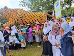 RATUSAN WARGA NGLENGKIR IKUTI KARNAVAL HUT RI KE-77