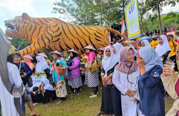 Pemerintah Desa Nglengkir, Kecamatan Bogorejo, Blora mengadakan Karnaval dalam rangka memeriahkan HUT Kemerdekaan RI ke-77. Kegiatan ini dilaksanakan pada Jumat sore (18/8) dan diikuti ratusan warga dari delapan dukuh Desa Nglengkir.