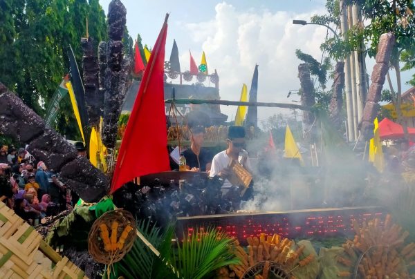Karnaval Pembangunan Kabupaten Blora berlangsung meriah. Berbagai kreasi di tampilkan. Salah satunya dari SMAN 1 Blora. Yaitu menampilkan makanan khas Blora. Sate Blora.