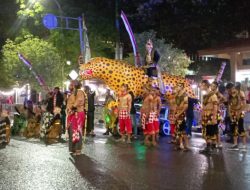 KARNAVAL BLORA DIWARNAI HUJAN
