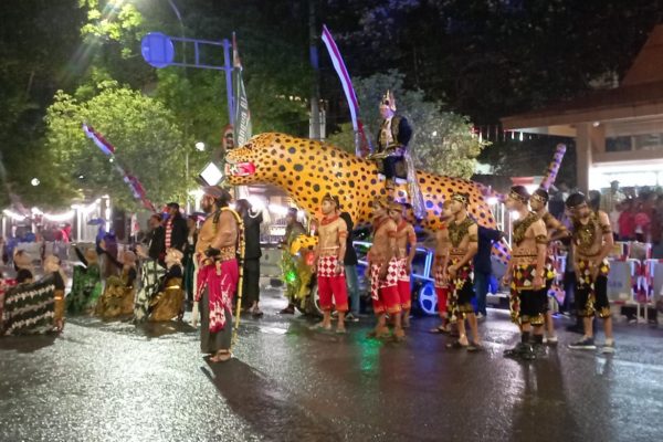 Di tengah-tengah berlangsungnya karnaval, hujan turun. Namun tak menghambat keberlangsungan karnaval. Pawai pembangunan Kabupaten Blora Hut RI Ke 77 menjadi tema besar kali ini.