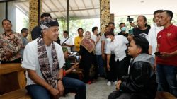 Gelak tawa terpancar di wajah Gubernur Jawa Tengah Ganjar Pranowo saat ia mendengar lagu baru Farel Prayoga yang berjudul "Tugiman". Gubernur berambut putih itu tak hentinya tertawa dan bertepuk tangan saat menyaksikan penampilan si anak viral asal banyuwangi tersebut.