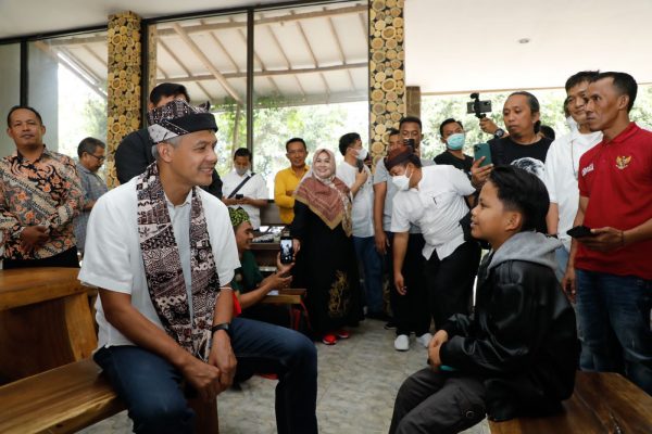Gelak tawa terpancar di wajah Gubernur Jawa Tengah Ganjar Pranowo saat ia mendengar lagu baru Farel Prayoga yang berjudul "Tugiman". Gubernur berambut putih itu tak hentinya tertawa dan bertepuk tangan saat menyaksikan penampilan si anak viral asal banyuwangi tersebut.