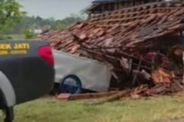 Telah terjadi hujan lebat disertai angin kencang di Desa Gabusan, Kecamatan Jati, Kabupaten Blora yang mengakibatkan pohon tumbang dan kerusakan rumah di pemukiman. Terdata rumah dengan kondisi rusak ringan 7, rusak sedang 3, rusak berat 2.