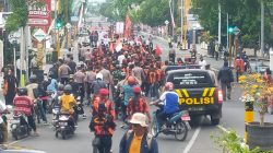 Isu kecurangan perekrutan Perangkat Desa (Perades) di Kabupaten Blora terus bergulir. Kali ini ratusan warga kembali turun jalan. Mulai dari Alun-alun Blora hingga depan kantor Sekda Blora. Aksi ini merupakan kolaborasi antara Calon Perangkat Gagal (Capraga) Blora, MPC Pemuda Pancasila Blora serta LSM Pemantau Keuangan Negara (PKN).