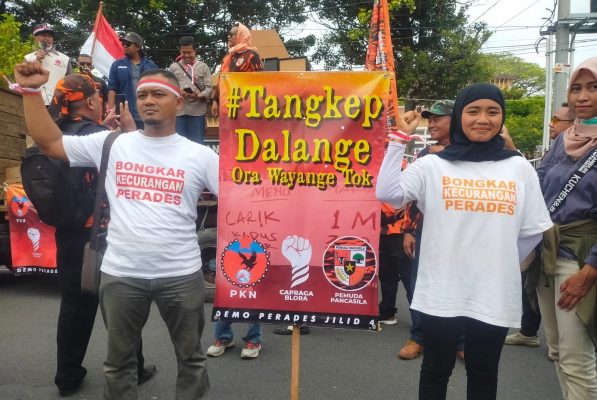 Aksi ratusan masa di Kabupaten Blora yang menuntut Aparat Penegak Hukum (APH) untuk menangkap dalang dibalik keruwetan dan dugaan kecurangan perekrutan Perangkat Desa (Perades) di Kabupaten Blora bakal terus berlanjut. Bahkan tanggal 10 Agustus 2022 mendatang, masa akan menggelar aksi di depan gedung KPK Jakarta.