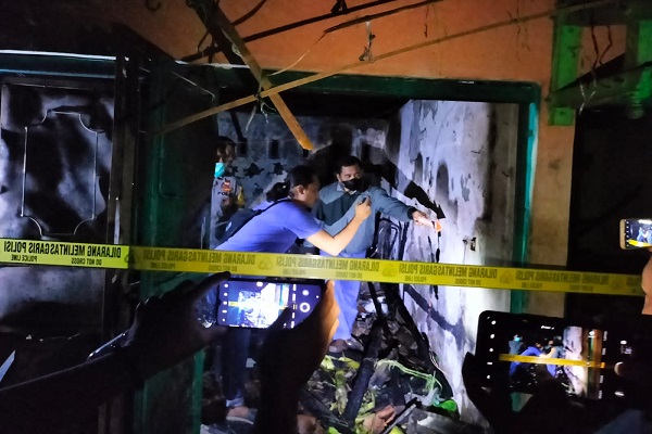 Tiga kios di Desa Bogowanti, Kecamatan Ngawen, Kabupaten Blora ludes dilahap si jago merah lantaran kompor lupa dimatikan. Peristiwa itu terjadi pada Senin (8/8) sore sekira pukul 16.30. Lasno selaku warga yang menyewa kios mengatakan, kejadian bermula saat pekerjanya memanasi sayur yang hendak dijual.