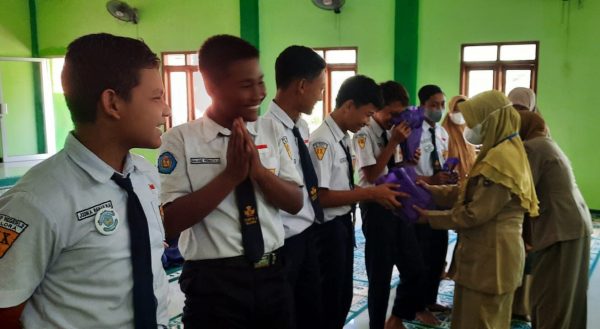 Pengelola Zakat Infaq dan Sodaqoh (ZIS) SMPN 2 Blora menggelar kegiatan santunan anak yatim di Masjid Al Amin kompleks SMPN 2 Blora pada Senin (8/8/2022).